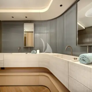 AZZURRI - master ensuite 