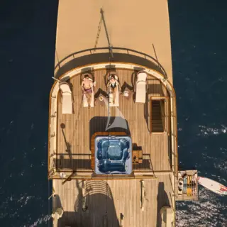 Sundeck hot tub & loungers