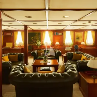 Upper deck interior bar & salon