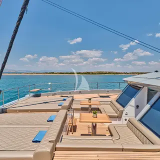 Andare Oltre - FORE DECK SEATING AREA 