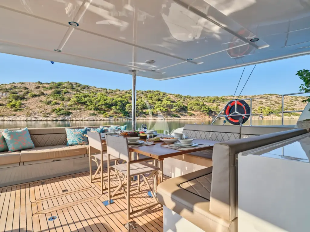 Andare Oltre - AFT DECK SEATING AREA
