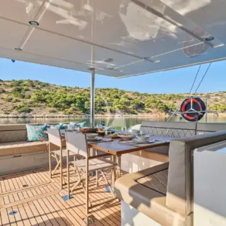 Andare Oltre - AFT DECK SEATING AREA