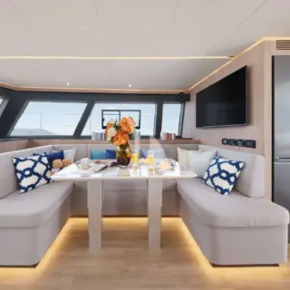 Andare Oltre - Saloon table