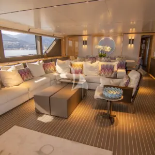 Akar XIII - Main Saloon 