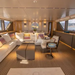 Akar XIII - Main Saloon 