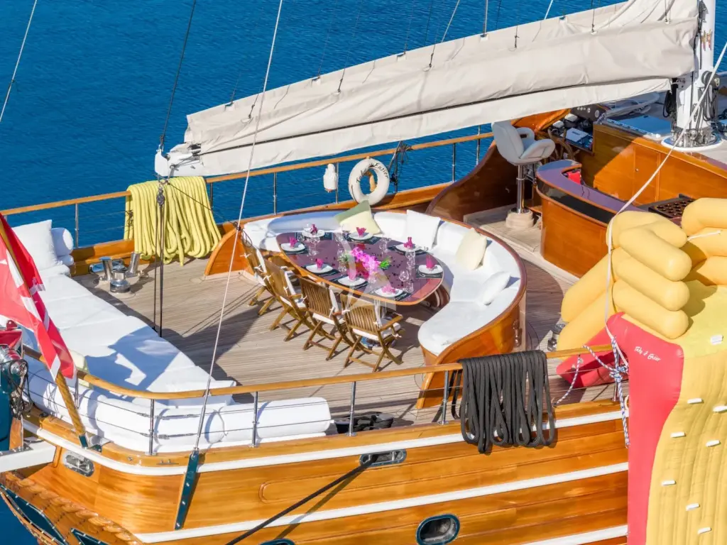 TAKE IT EASIER - Alfresco dining on deck