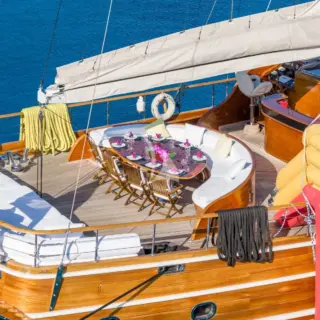 TAKE IT EASIER - Alfresco dining on deck