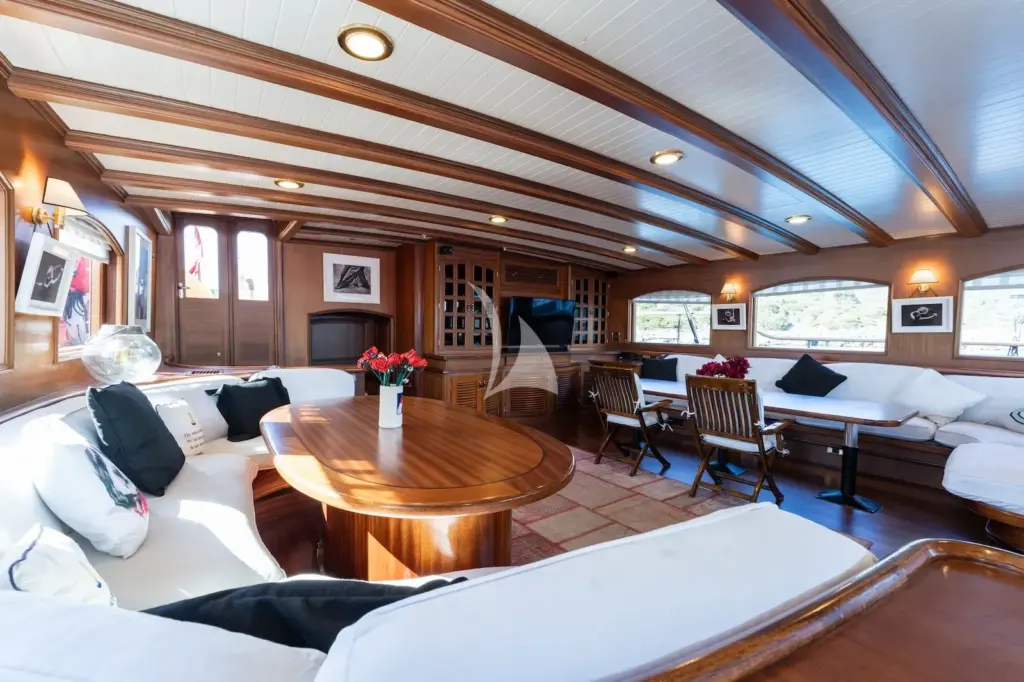 TAKE IT EASIER - Main saloon