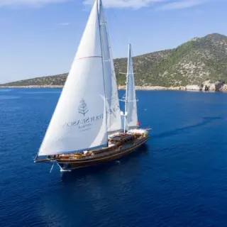 TAKE IT EASIER - Bow view at sail