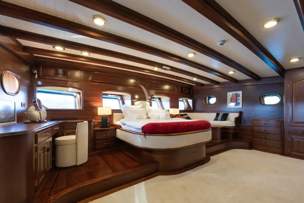 TAKE IT EASIER - Master stateroom