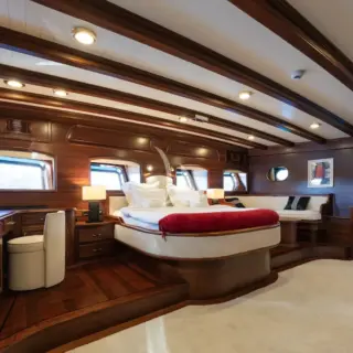 TAKE IT EASIER - Master stateroom