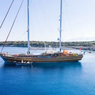 TAKE IT EASIER - Profile at anchor