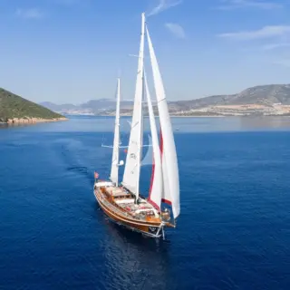 TAKE IT EASIER - Bow view at sail