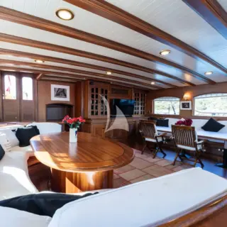 TAKE IT EASIER - Main saloon lounge area