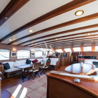 TAKE IT EASIER - Main saloon