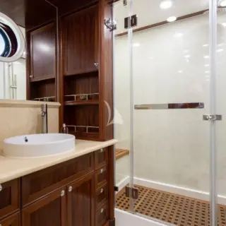 BEYOND CAPRICORN - Double Cabin bathroom