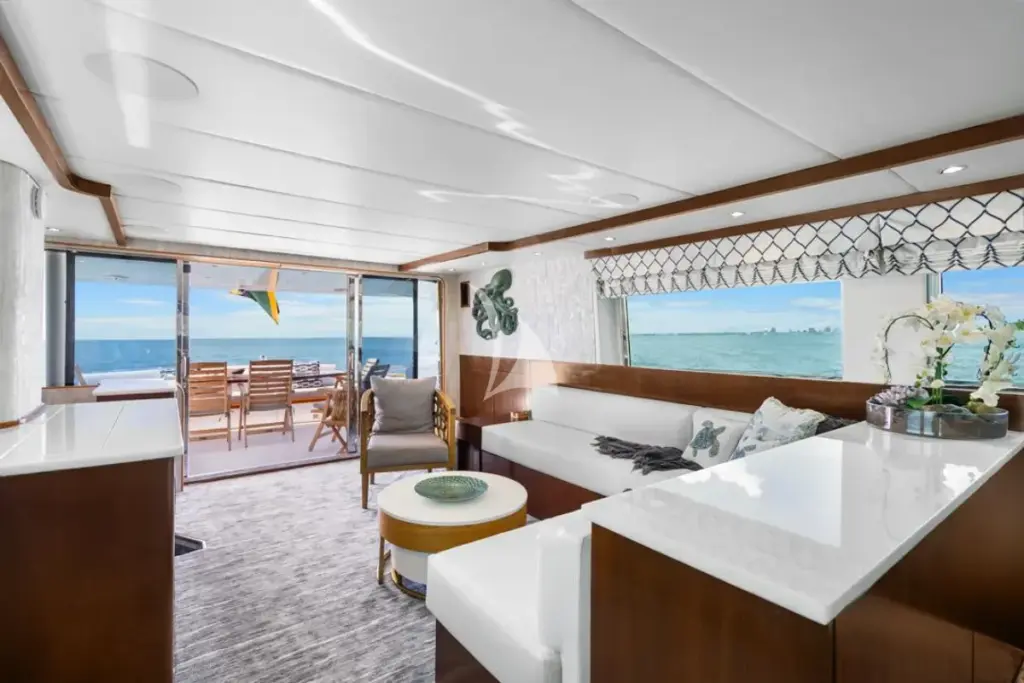 AZURE - Salon looking aft