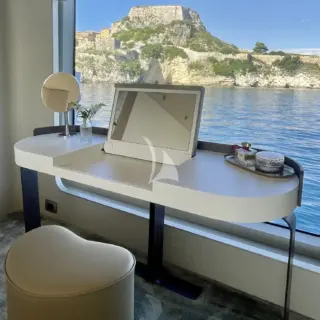 VOLANTE - Owner's suite vanity desk