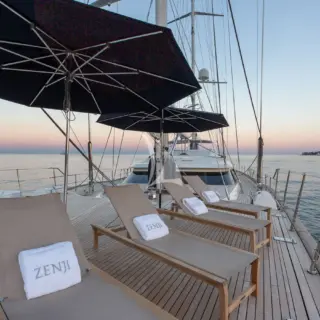 ZENJI - Bow lounging