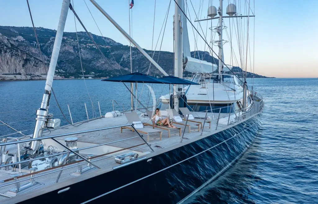 ZENJI - Bow lounging