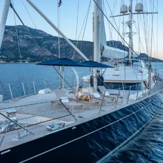 ZENJI - Bow lounging