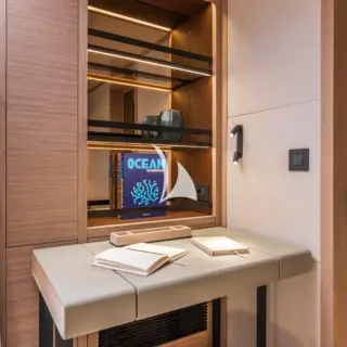 ARKTOS - EIGHTY2 sistership - Master cabin desk