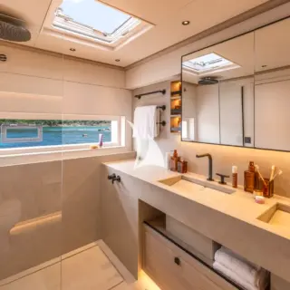 ARKTOS - EIGHTY2 sistership - Guests bathroom