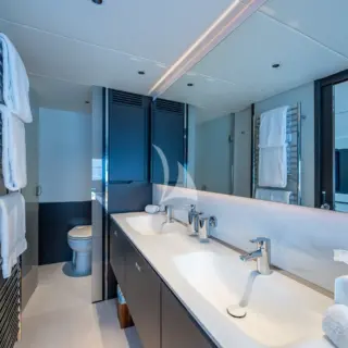 R&R - Master Stateroom en-suite