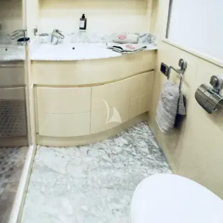 4T's - VIP cabin bathroom 1