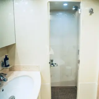 4T's - VIP cabin bathroom 2