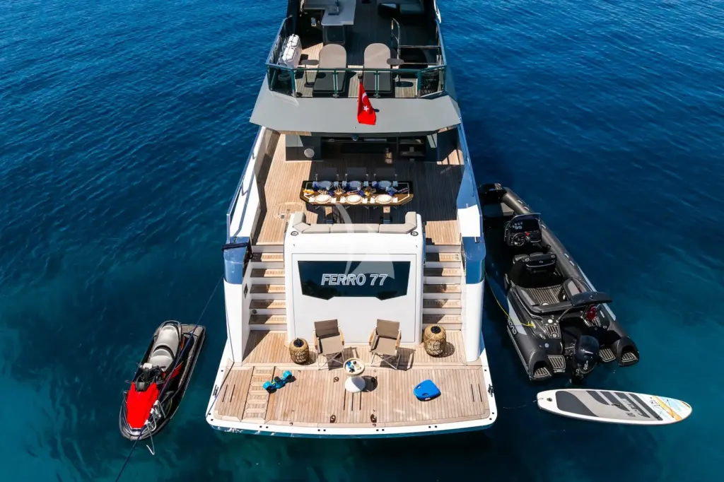 FERRO 77 - Hydraulic swim platform and toys