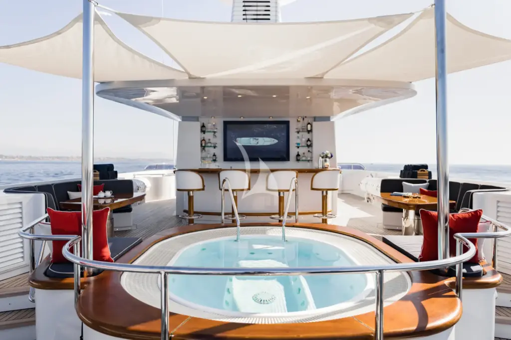 OLYMPUS - Sundeck Jacuzzi