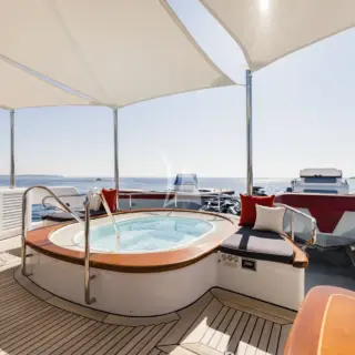 OLYMPUS - Sundeck Jacuzzi