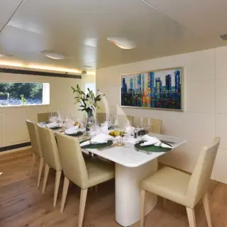 Anavi - Seperate dining area