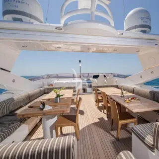 BLADE I - Sundeck dining area