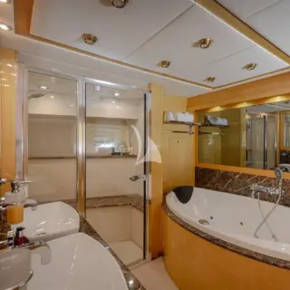 BLADE I - Master Suite's en suite facilities