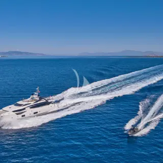 BLADE I - Cruising with tender