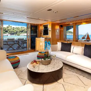 BLADE I - Main salon