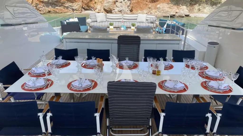 RIANA II - Sundeck dinning