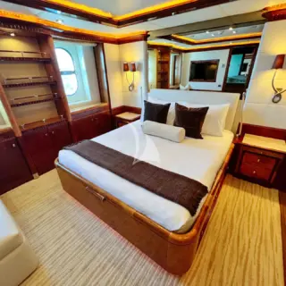 LUDZIE - TEMP Imagery | Queen Stateroom - New Carpet 