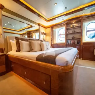 LUDZIE - TEMP Imagery | Queen Stateroom