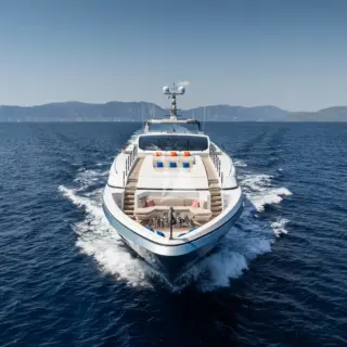 BLUE MOON - Bow view