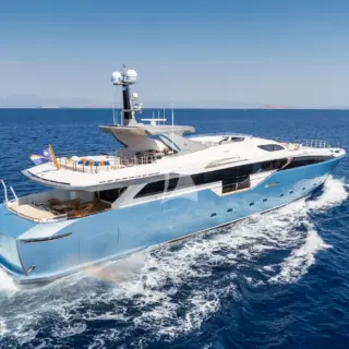 BLUE MOON - View from behind underway