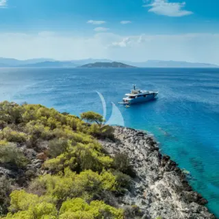 BLUE MOON - Remote anchorage