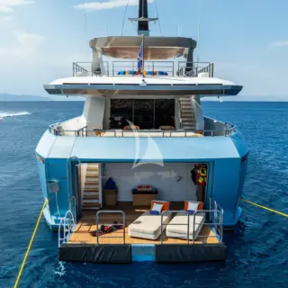 BLUE MOON - Beach club with steps to water