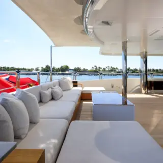MISS MICHELLE - Bridge deck aft seating