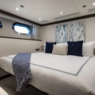 MISS MICHELLE - Port fwd queen cabin w/pullman