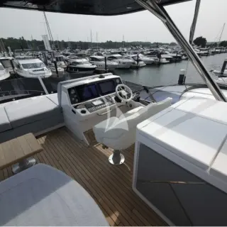 G.T.U. - Flybridge - helm