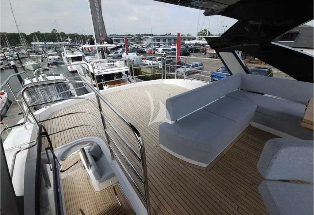 G.T.U. - Flybridge - sun beds area