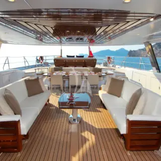 FAVOURITE CHILD - Main aft deck